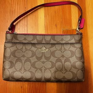Coach wristlet, only been used twice. Super cute and goes with everything.